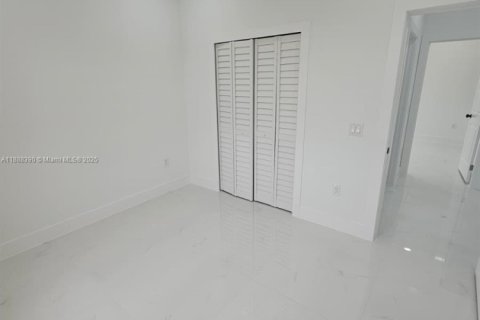 House in Lehigh Acres, Florida 3 bedrooms № 2021289 - photo 9