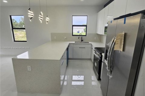 House in Lehigh Acres, Florida 3 bedrooms № 2021289 - photo 7