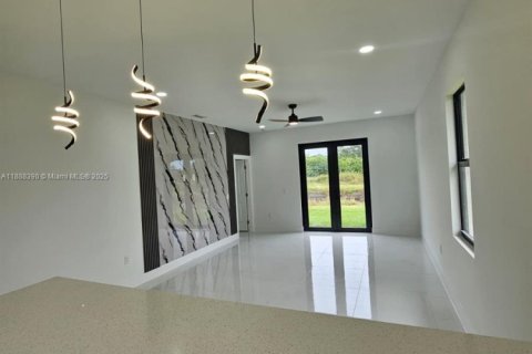 House in Lehigh Acres, Florida 3 bedrooms № 2021289 - photo 5