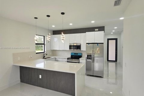 House in Lehigh Acres, Florida 3 bedrooms № 2021289 - photo 8