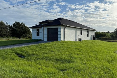 House in Lehigh Acres, Florida 3 bedrooms № 2021289 - photo 3