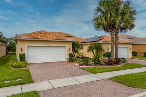House in Wimauma, Florida 2 bedrooms, 167.22 sq.m. № 2391360