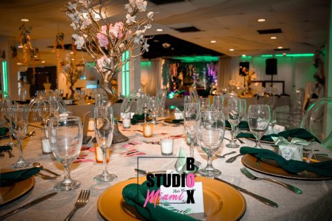 Propiedad comercial en venta en Miami, Florida № 1985612 - foto 1