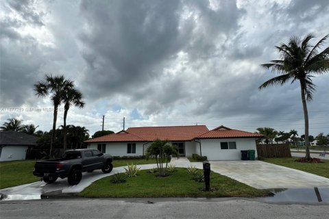 Снять в аренду виллу или дом в Майами, Флорида 6 спален, 326.74м2, № 2036970 - фото 2