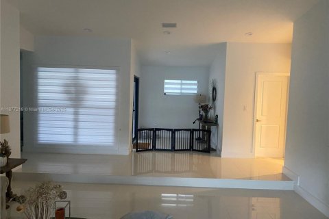 Снять в аренду виллу или дом в Майами, Флорида 6 спален, 326.74м2, № 2036970 - фото 4