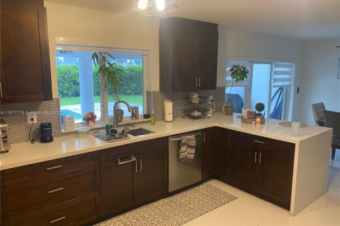 Снять в аренду виллу или дом в Майами, Флорида 6 спален, 326.74м2, № 2036970 - фото 9