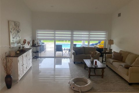 Снять в аренду виллу или дом в Майами, Флорида 6 спален, 326.74м2, № 2036970 - фото 5