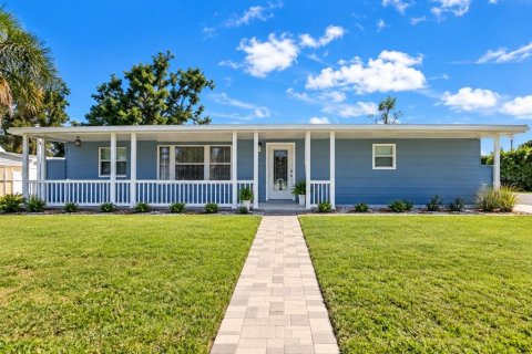House in Englewood, Florida 2 bedrooms, 137.87 sq.m. № 2399007 - photo 1