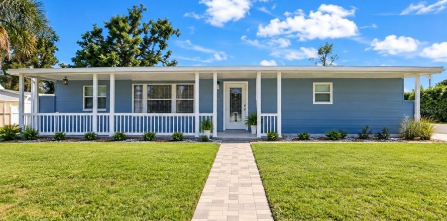 House in Englewood, Florida 2 bedrooms, 137.87 sq.m. № 2399007