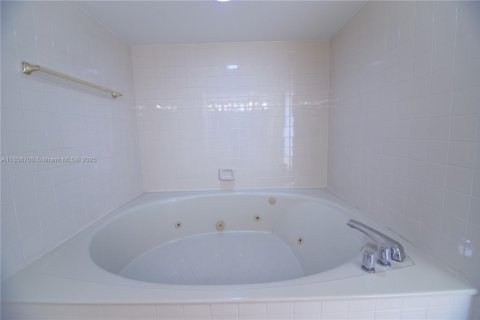Condo in Hallandale Beach, Florida, 2 bedrooms  № 1888904 - photo 10