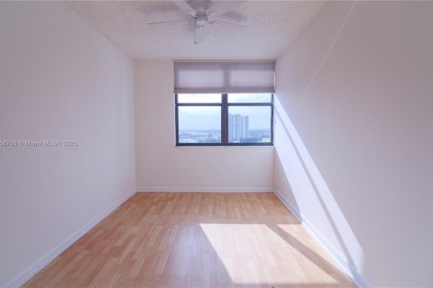 Condo in Hallandale Beach, Florida, 2 bedrooms  № 1888904 - photo 12