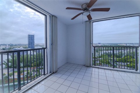 Condo in Hallandale Beach, Florida, 2 bedrooms  № 1888904 - photo 16