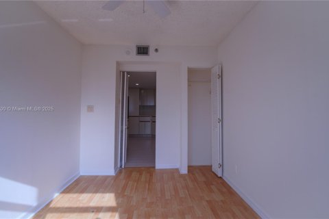 Condo in Hallandale Beach, Florida, 2 bedrooms  № 1888904 - photo 13
