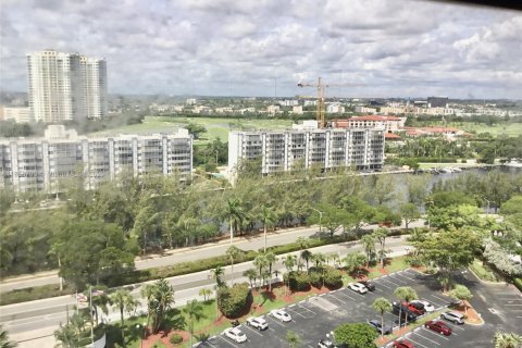 Condo in Hallandale Beach, Florida, 2 bedrooms  № 1888904 - photo 17