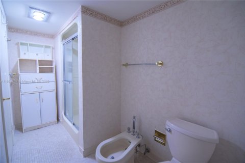 Condo in Hallandale Beach, Florida, 2 bedrooms  № 1888904 - photo 11