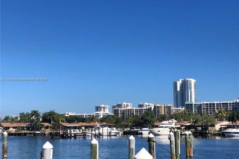 Condo in Hallandale Beach, Florida, 2 bedrooms  № 1888904 - photo 1