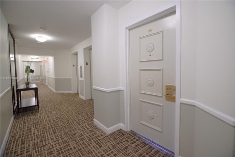 Condo in Hallandale Beach, Florida, 2 bedrooms  № 1888904 - photo 2