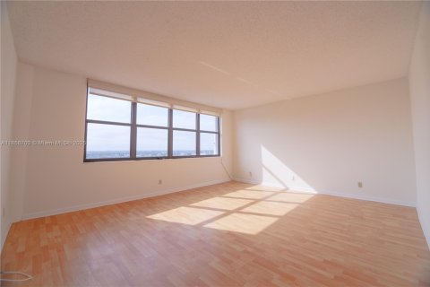 Condo in Hallandale Beach, Florida, 2 bedrooms  № 1888904 - photo 4