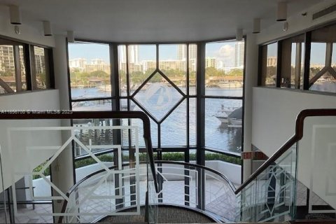 Condo in Hallandale Beach, Florida, 2 bedrooms  № 1888904 - photo 24