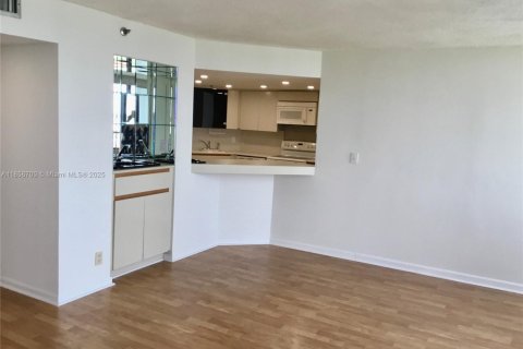 Condo in Hallandale Beach, Florida, 2 bedrooms  № 1888904 - photo 6