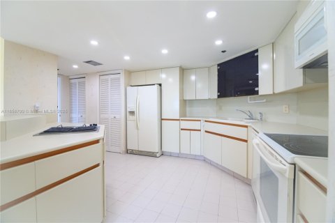 Condo in Hallandale Beach, Florida, 2 bedrooms  № 1888904 - photo 5