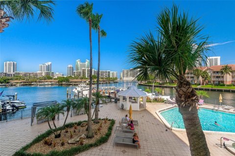 Condo in Hallandale Beach, Florida, 2 bedrooms  № 1888904 - photo 21