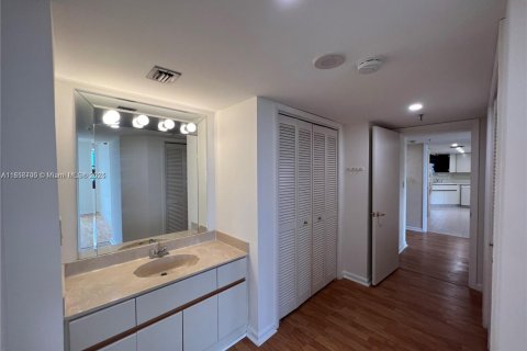 Condo in Hallandale Beach, Florida, 2 bedrooms  № 1888904 - photo 14