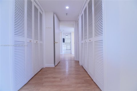 Condo in Hallandale Beach, Florida, 2 bedrooms  № 1888904 - photo 3