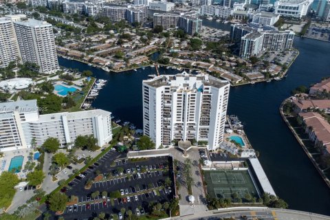 Condo in Hallandale Beach, Florida, 2 bedrooms  № 1888904 - photo 20