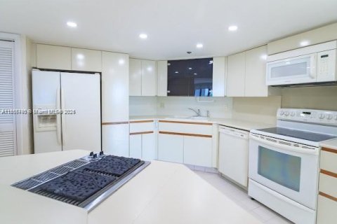 Condo in Hallandale Beach, Florida, 2 bedrooms  № 1888904 - photo 15
