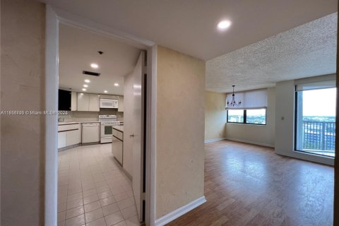 Condo in Hallandale Beach, Florida, 2 bedrooms  № 1888904 - photo 7