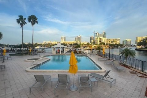 Condo in Hallandale Beach, Florida, 2 bedrooms  № 1888904 - photo 19