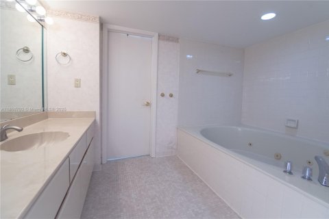 Condo in Hallandale Beach, Florida, 2 bedrooms  № 1888904 - photo 8