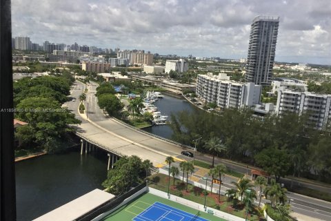 Condo in Hallandale Beach, Florida, 2 bedrooms  № 1888904 - photo 18
