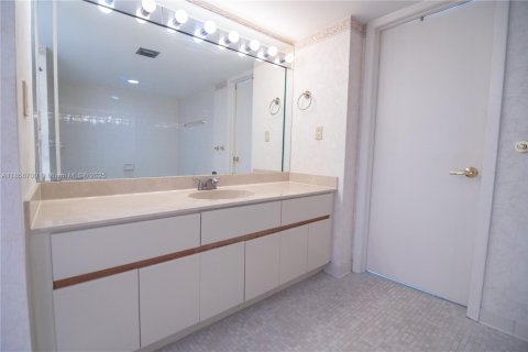 Condo in Hallandale Beach, Florida, 2 bedrooms  № 1888904 - photo 9