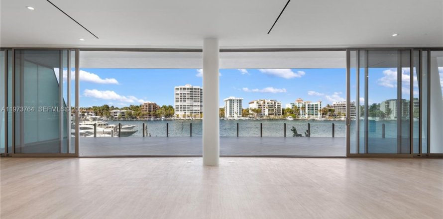 Condo in Miami, Florida, 3 bedrooms  № 2052905