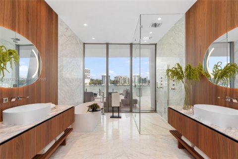Condo in Miami, Florida, 3 bedrooms  № 2052905 - photo 23