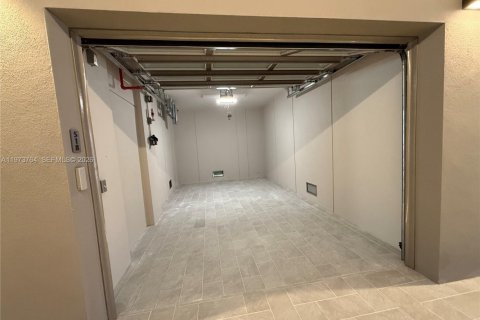 Condo in Miami, Florida, 3 bedrooms  № 2052905 - photo 17