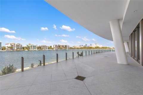 Condo in Miami, Florida, 3 bedrooms  № 2052905 - photo 2