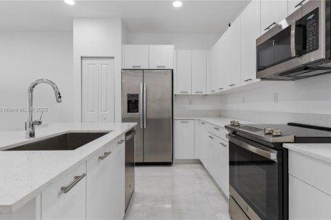 Townhouse in Doral, Florida 3 bedrooms, 149.02 sq.m. № 1860036 - photo 6
