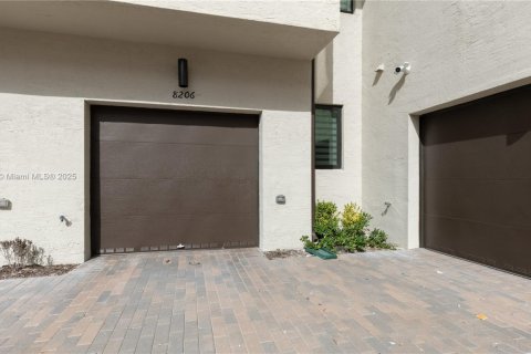 Townhouse in Doral, Florida 3 bedrooms, 149.02 sq.m. № 1860036 - photo 14