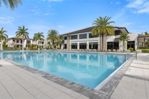 Townhouse in Doral, Florida 3 bedrooms, 149.02 sq.m. № 1860036 - photo 25