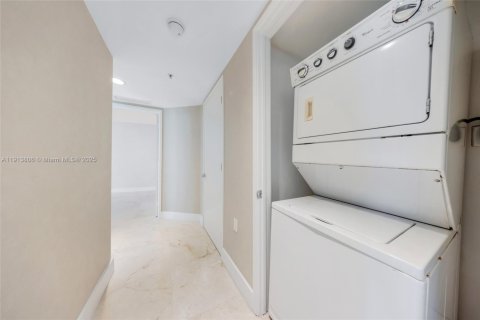 Condo in Sunny Isles Beach, Florida, 3 bedrooms  № 2082398 - photo 21