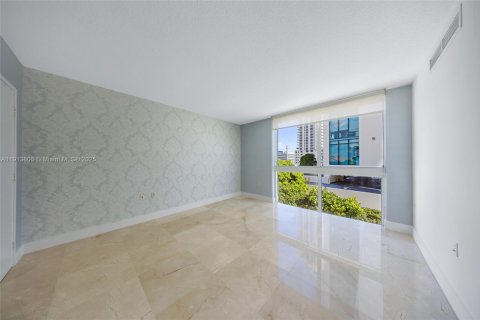 Condo in Sunny Isles Beach, Florida, 3 bedrooms  № 2082398 - photo 13