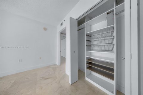 Condo in Sunny Isles Beach, Florida, 3 bedrooms  № 2082398 - photo 25