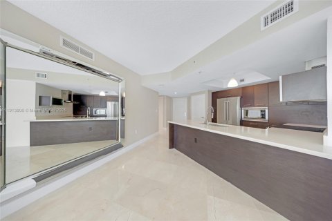 Condo in Sunny Isles Beach, Florida, 3 bedrooms  № 2082398