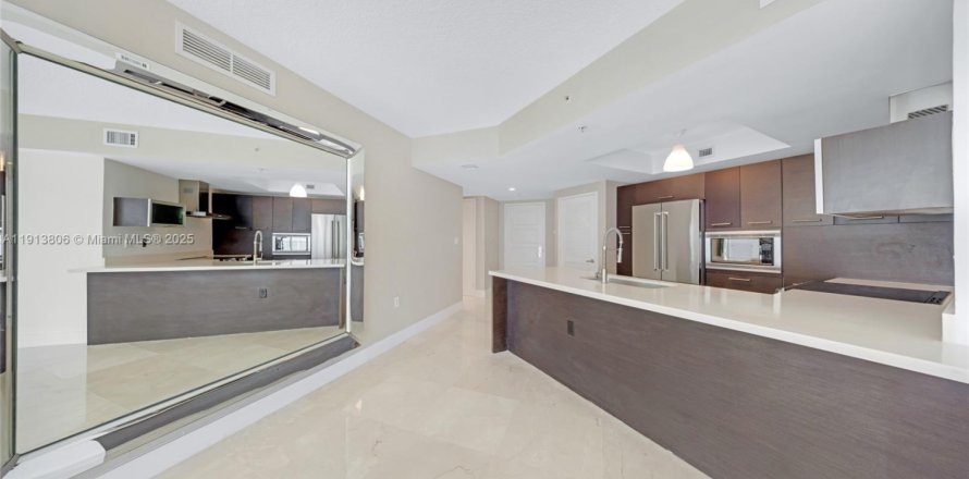 Condo in Sunny Isles Beach, Florida, 3 bedrooms  № 2082398