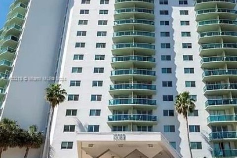 Copropriété à vendre à Sunny Isles Beach, Floride: 1 chambre, 93.37 m2 № 1702644 - photo 1