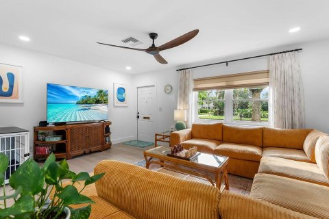 House in Vero Beach, Florida 3 bedrooms, 121.33 sq.m. № 2410743 - photo 5