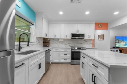 House in Vero Beach, Florida 3 bedrooms, 121.33 sq.m. № 2410743 - photo 9